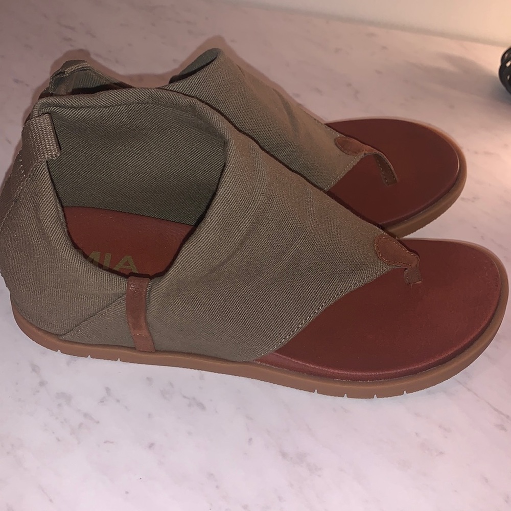 MIA Olive Green and Brown Elastic Thong Sandals
